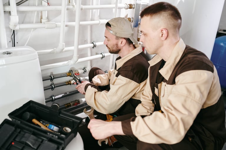 Loodgieterpuik loodgieter aan het werk